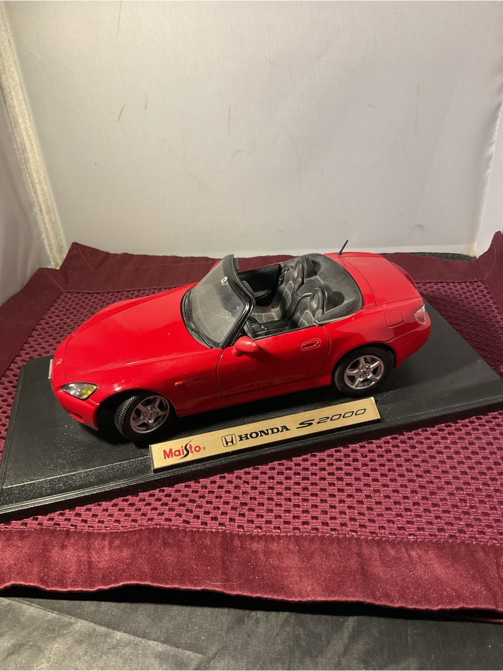 Maisto Honda S2000 Red Die-Cast Convertible Car Model 1:18 with removable stand
